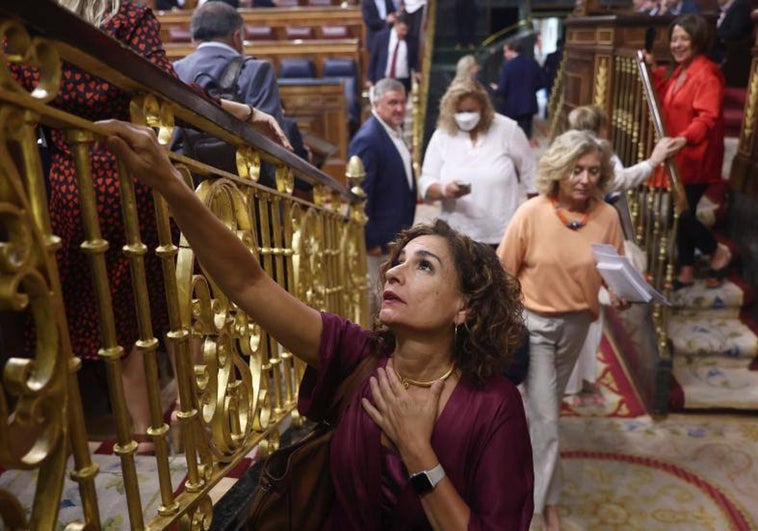 La ministra de Hacienda, María Jesús Montero, abandonando el hemiciclo del Congreso