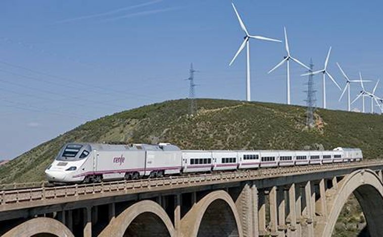 Imagen principal - Foto superior: El modelo de tren S-730 de alta velocidad, con tecnología de tracción diésel y eléctrica, que Talgo quiere adaptar a pilas de combustible con hidrógeno. Sobre estas líneas: izquierda, chasis que está terminando la empresa catalana QEV Technologies para el desarrollo de un autocar interurbano con pilas de hidrógeno, y izquierda, el motor de la familia S de Guascor Energy que será la base para el desarrollo de un motor 100% de hidrógeno para embarcaciones 