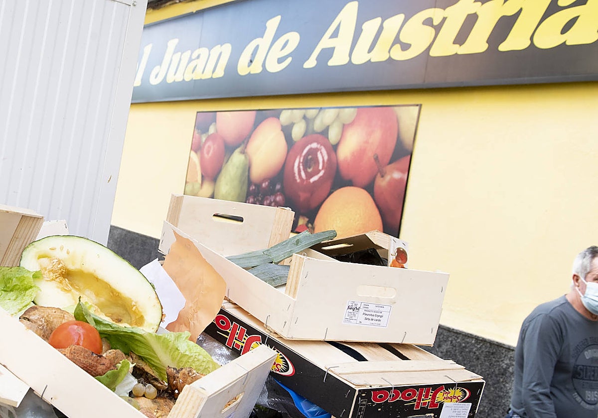 Desperdicios se apilan en contenedores en el exterior de un mercado