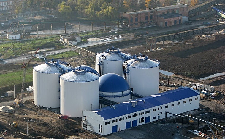 Imagen principal - IImagen superior: Planta de biogás de Astarta (Ucrania), que funciona con restos de remolacha. Del proyecto de ingeniería se encargó la empresa valenciana Genia Bioenergy. Sobre estas líneas, izquierda, construcción de digestores de acero y, derecha, el interior de uno de ellos durante el montaje del pilar central, de la empresa valenciana Inderen