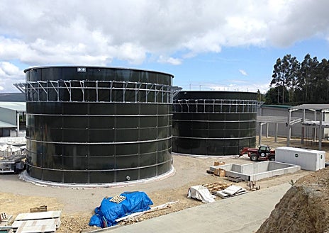 Imagen secundaria 1 - IImagen superior: Planta de biogás de Astarta (Ucrania), que funciona con restos de remolacha. Del proyecto de ingeniería se encargó la empresa valenciana Genia Bioenergy. Sobre estas líneas, izquierda, construcción de digestores de acero y, derecha, el interior de uno de ellos durante el montaje del pilar central, de la empresa valenciana Inderen