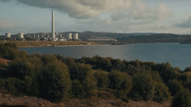 La antigua mina de carbón de As Pontes (La Coruña) se ha restaurado con el mayor lago artificial de España. Al fondo está la  la central térmica con apenas operación. Endesa está pendiente de la autorización del Gobierno para cerrarla y proceder a su desmantelamiento