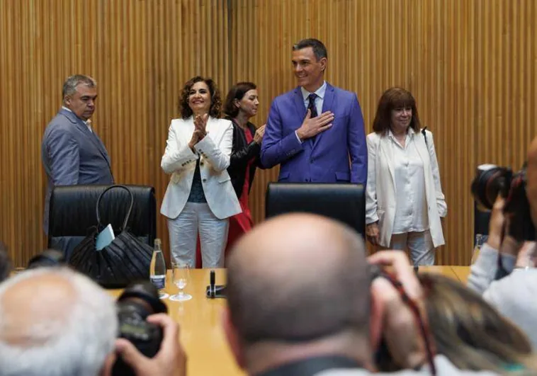 El presidente del Gobierno, Pedro Sánchez, en la reunión con parlamentarios tras las elecciones del 28M