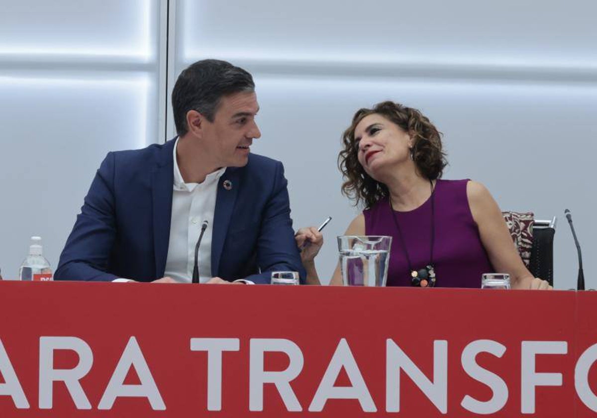 El presidente Pedro Sánchez y la ministra de Hacienda, María Jesús Montero