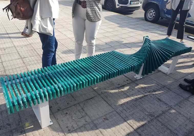 A bench in the port of Poyo (Pontevedra) made of plastic extracted from the sea floor