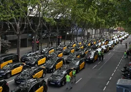 El taxi toma el centro de Barcelona en contra de la liberalización de las VTC