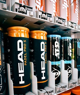 Imagen secundaria 2 - La startup PadelDrop coloca sus máquinas de vending en los clubes deportivos para que los clientes adquieran en ellas pelotas y overgrips