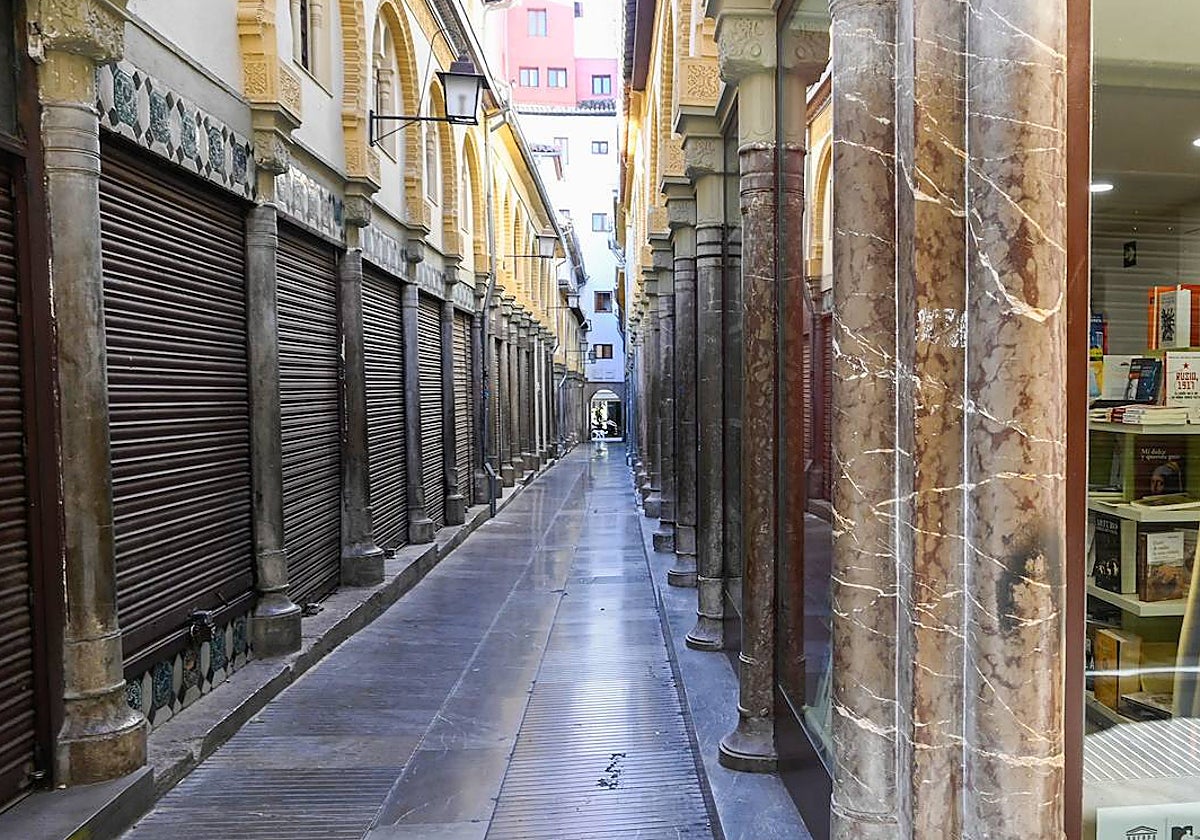 Una zona comercial de Granada con todos los locales cerrados