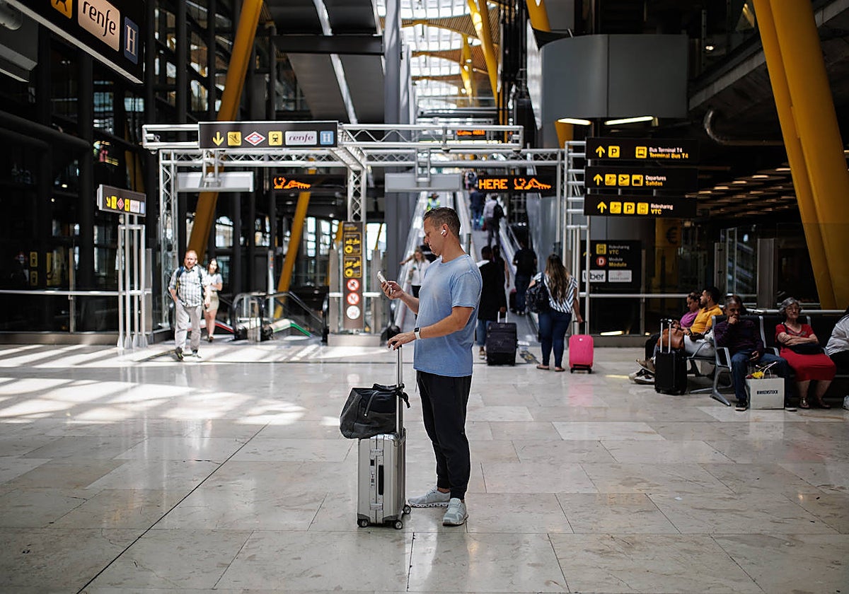 Un hombre con una maleta en la Terminal T4 del Aeropuerto Adolfo Suárez-Madrid Barajas