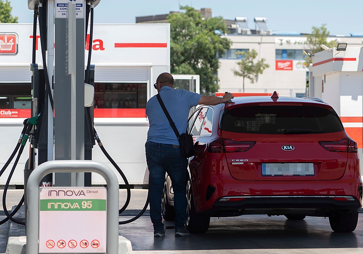 Llenar el depósito de un vehículo en la operación salida cuesta 20 euros menos que el año pasado