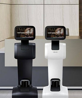 Imagen secundaria 2 - Arriba, el robot camarero de Future Vive. Abajo a la izquierda, el robot de la empresa Techtics, diseñado para limpiar las playas. Abajo a la derecha, robots de la empresa Bumerania.