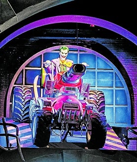 Imagen secundaria 2 - Arriba, una lectura virtual creada con un holograma. Abajo a la izquierda, 'Flying Dreams', en PortAventura. Abajo a la derecha,
