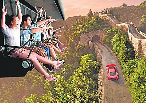 Imagen secundaria 1 - Arriba, una lectura virtual creada con un holograma. Abajo a la izquierda, 'Flying Dreams', en PortAventura. Abajo a la derecha,