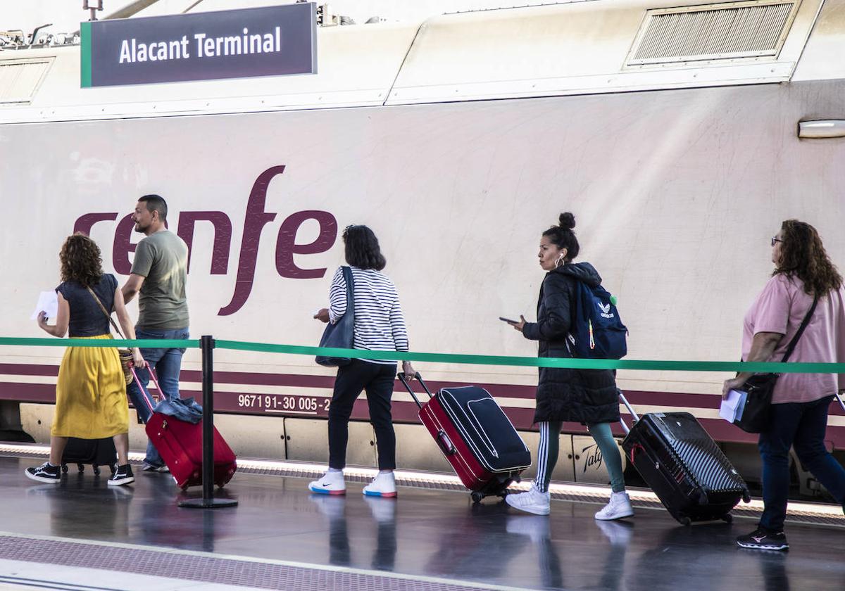 Trenes en la estación de Renfe en Alicante