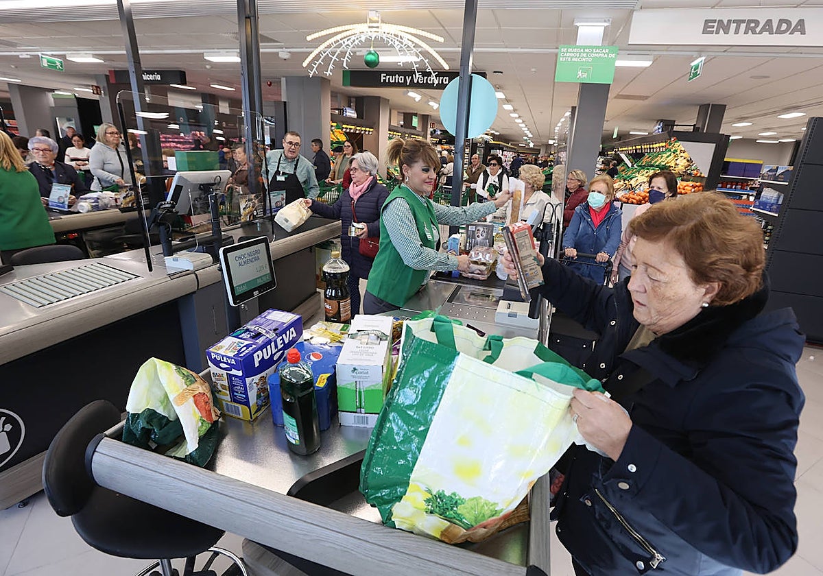 Varios clientes en la cola de un supermercado