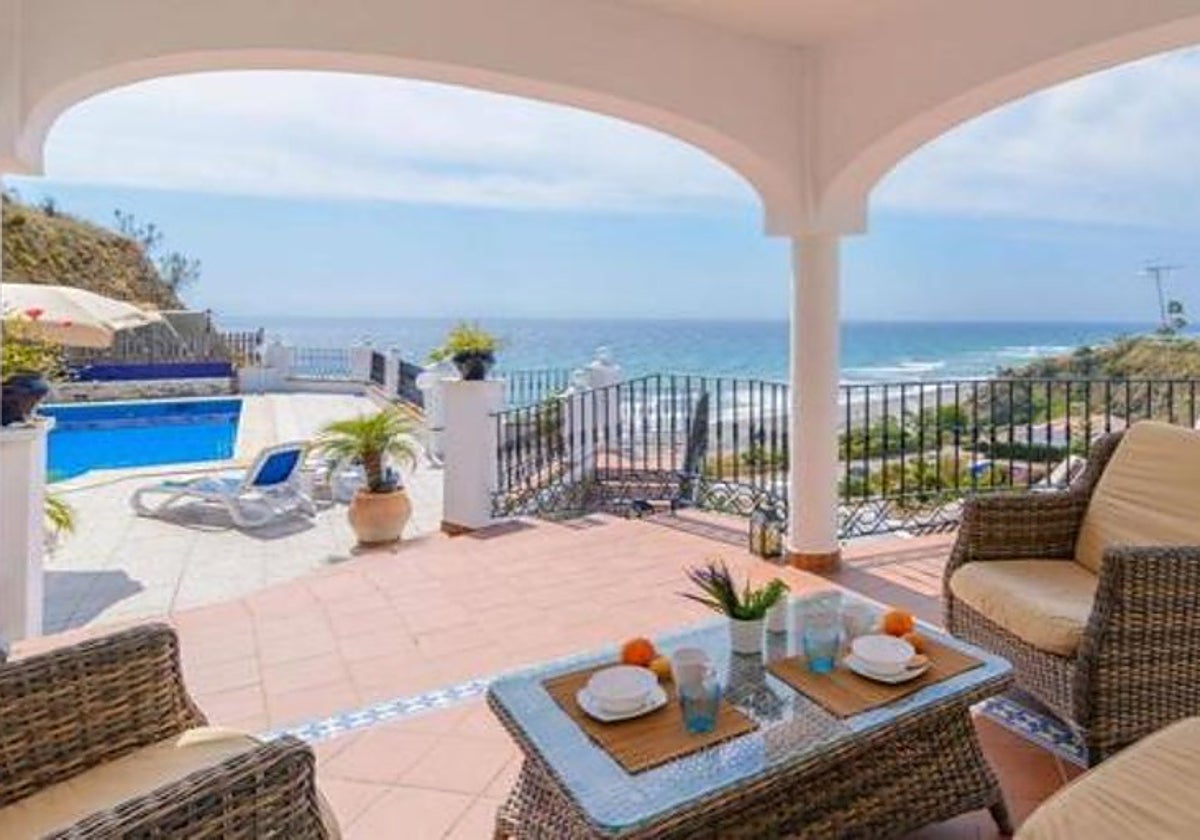 Porche y terraza con vistas al Mediterráneo en Torrox