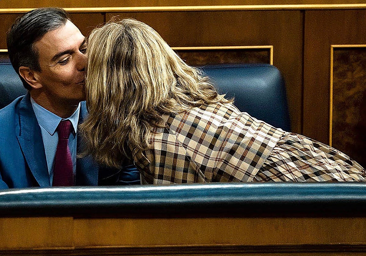 Sánchez y Díaz se saludan en el Congreso en una imagen de archivo