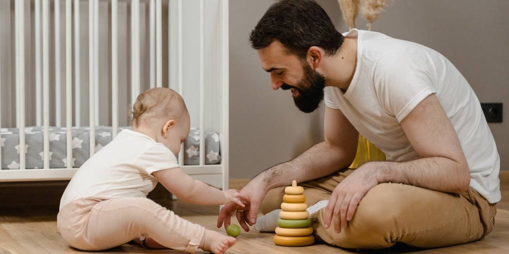 Las comunidades no podrán retribuir el permiso parental de 8 semanas prometido por Sánchez