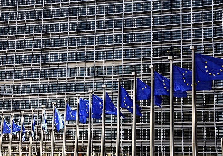 Banderas de la UE waveando en la sede de la Comisión Europea en Bruselas