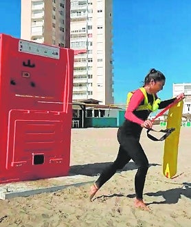Imagen secundaria 2 - Arriba, la Playa de las Canteras, en la que Minsait (Indra), ha implantado una solución global para gestionar el paseo marítimo, playas y litoral.  Abajo a la izquierda, boyas como las de Tecysa permiten obtener todo tipo de información sobre las condiciones del agua.  Abajo a la derecha, el sistema SOS Point de la startup MysmartBEACH es un dispositivo de rescate acuático de la grada que funciona con energía fotovoltaica y puede utilizarla como persona.