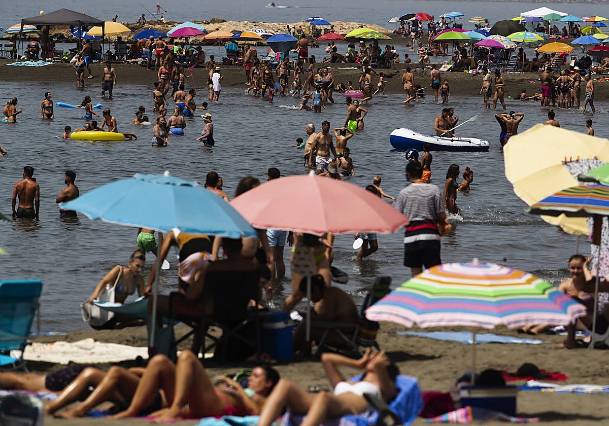 Numerosas personas llenan la playa del Palo de Málaga