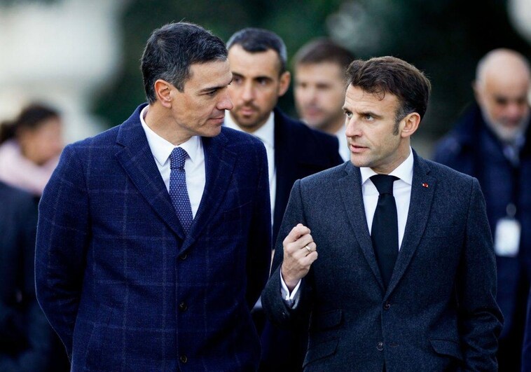 El presidente en funciones Pedro Sánchez junto al presidente francés, Emmanuel Madron