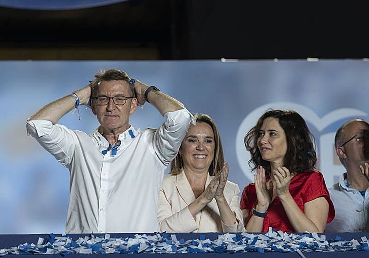 El presidente del PP, Alberto Núñez Feijóo, durante la noche electoral