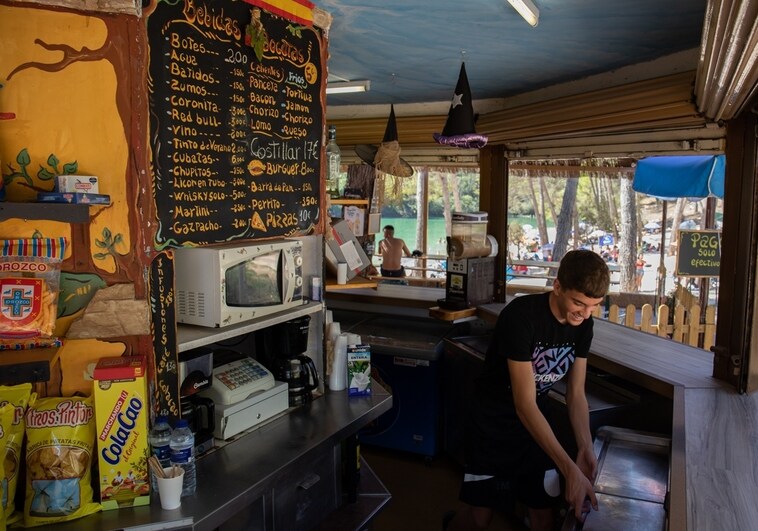 Camarero trabaja en un kiosko de alimentación en la playa