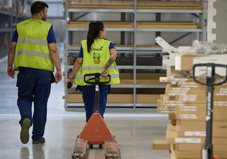 Trabajadores del centro logístico de Ikea en San Fernando de Henares (Madrid)