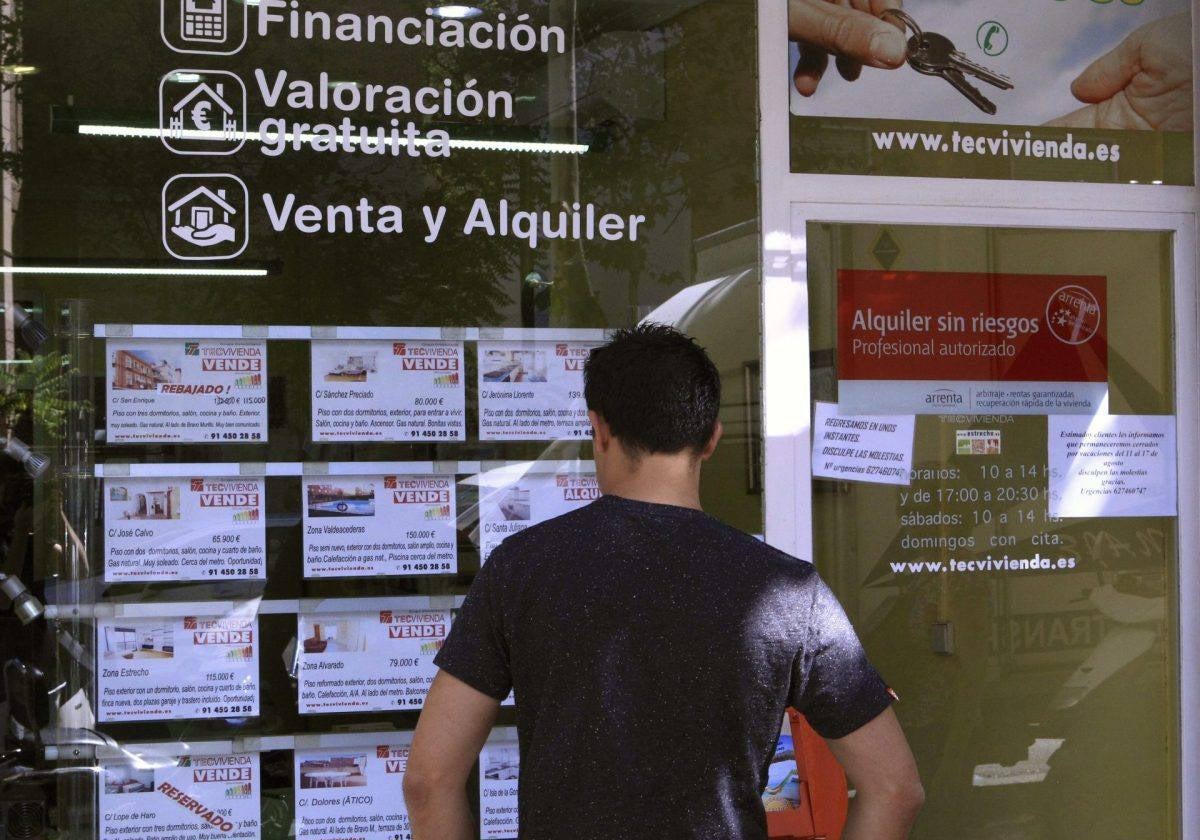 Un ciudadano consulta la oferta de viviendas disponibles