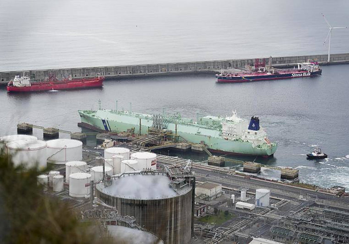 Un buque descarga gas en la regasificadora de Bilbao