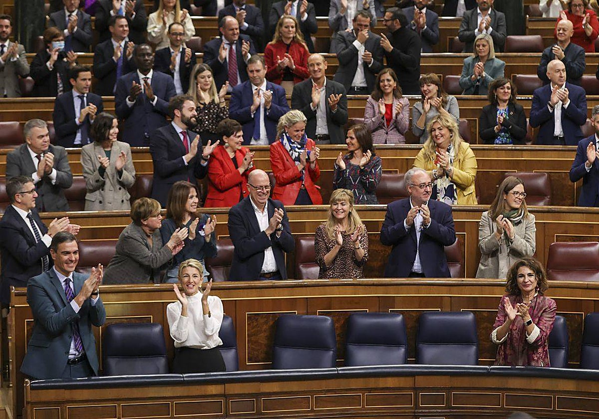 Pedro Sánchez, Yolanda Díaz y María Jesús Montero celebran la aprobación de los PGE 2023