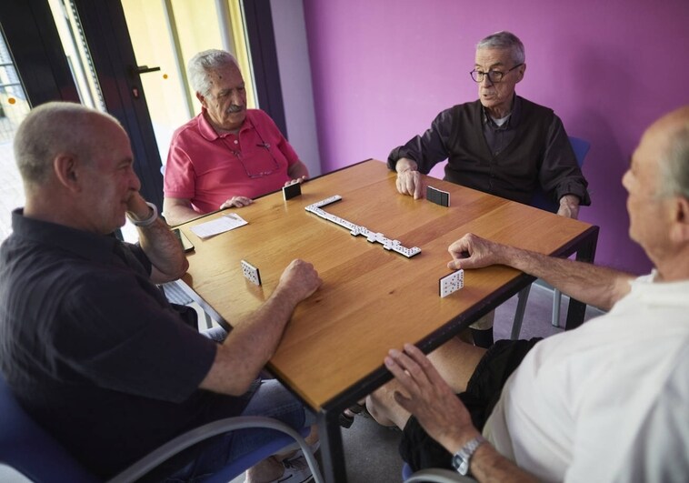 Cuatro jubilados jugando al dominó en un pueblo de la Comunidad de Madrid