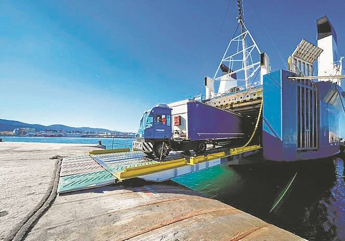Un camión montando en un barco en Tánger