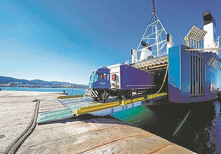 Un camión montando en un barco en Tánger