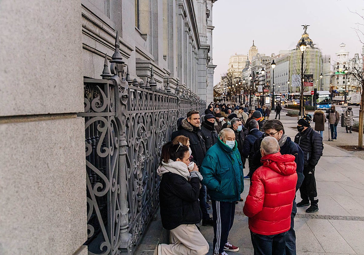Colas en el Banco de España para comprar letras del Tesoro en el mes de febrero