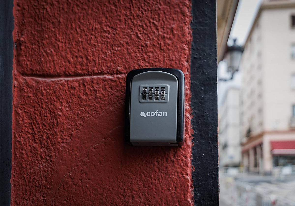 Un candado de un piso turístico en Madrid