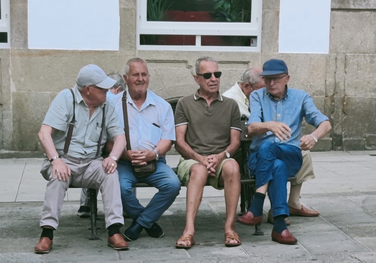 Pensionistas en la plaza de la Ferrería (Pontevedra)