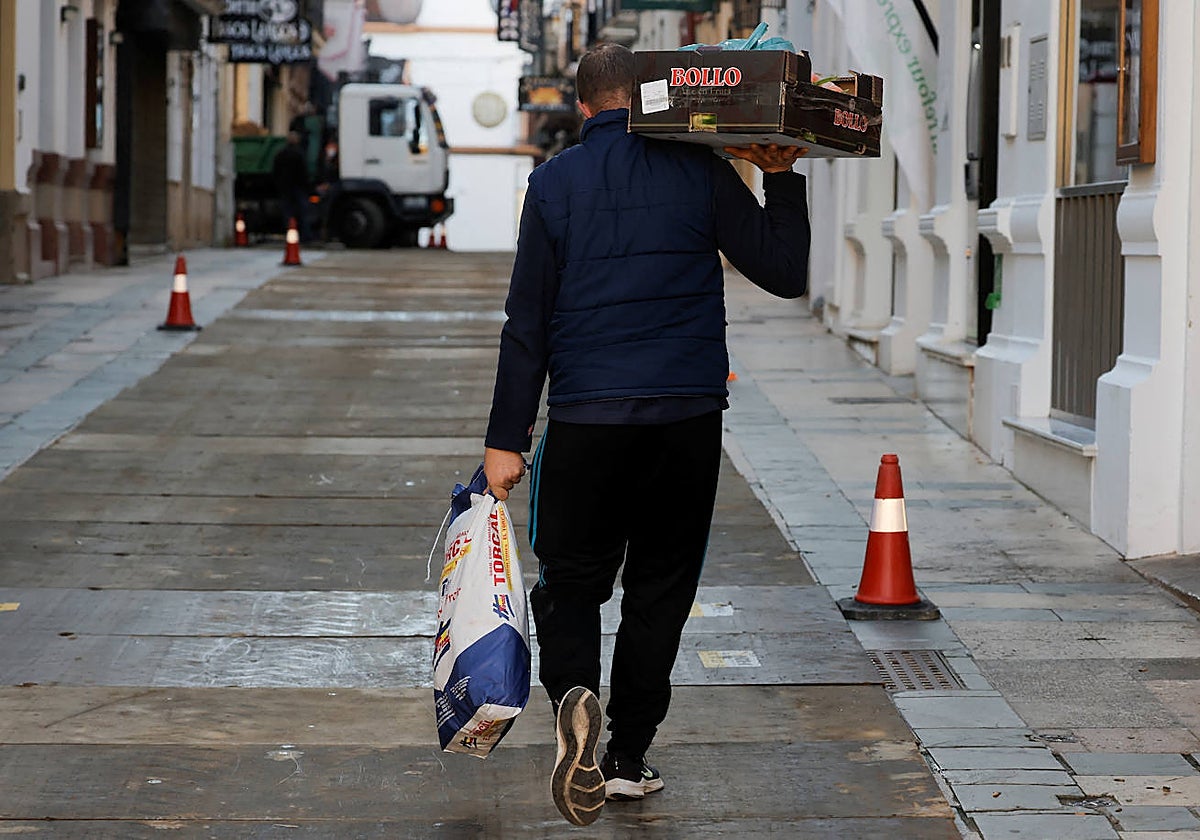 Un trabajador lleva comida a un restaurante en Ronda