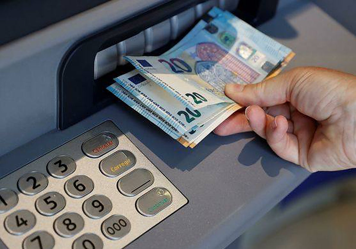 Un usuario saca dinero de un cajero automático