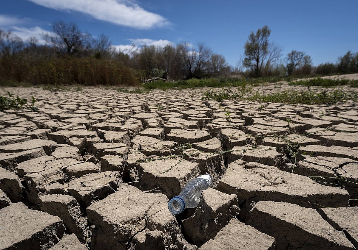 El río Muga a su paso por Peralada (Gerona)