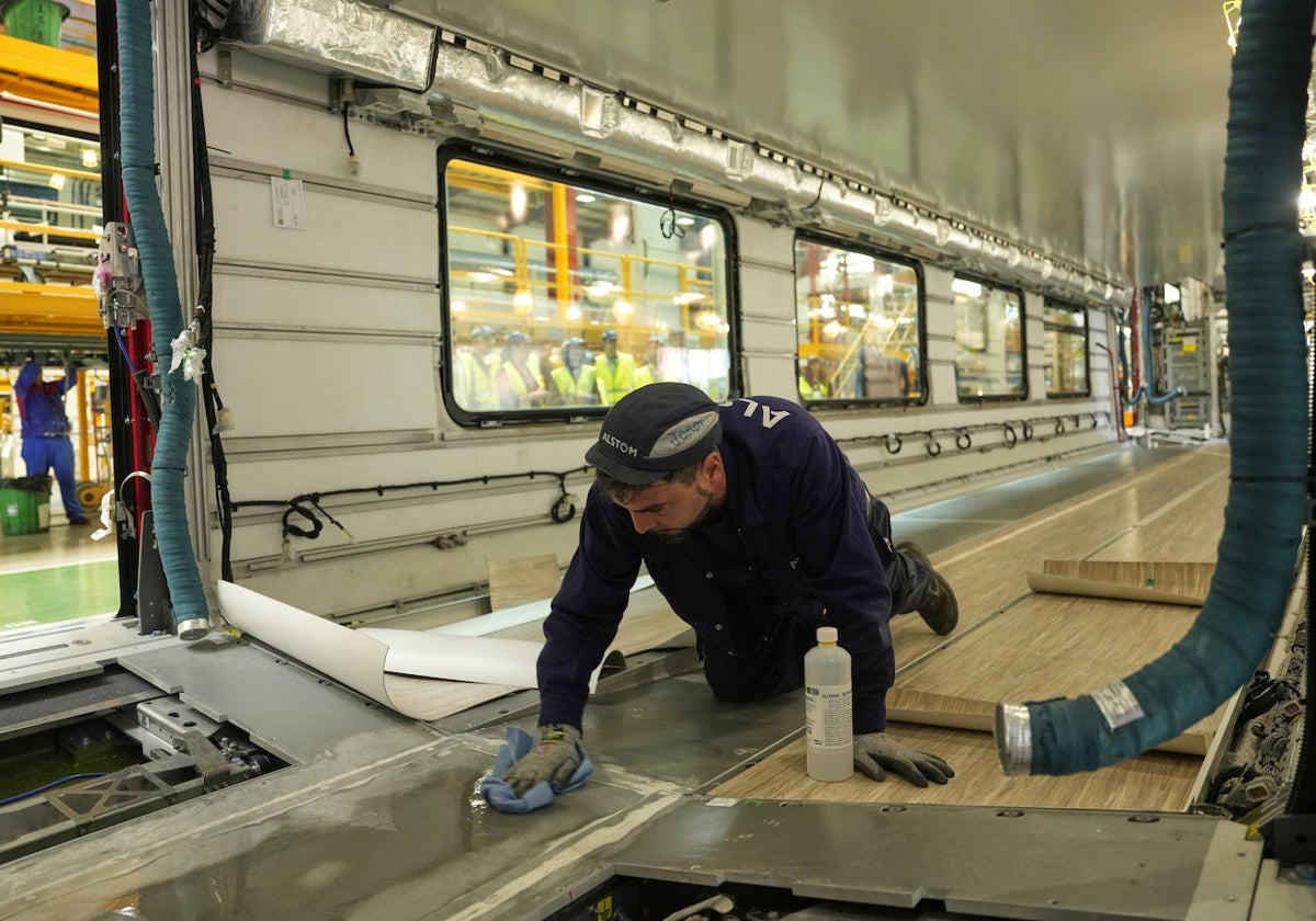 Un trabajador en la factoría de Alstom