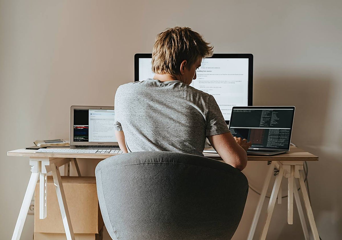 Un joven teletrabaja en su casa