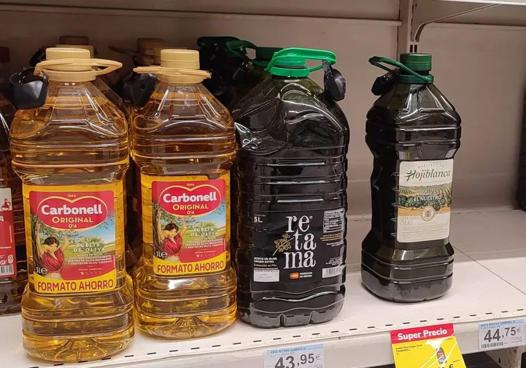 Varias garrafas de aceite de oliva protegidas con alarmas en un supermercado