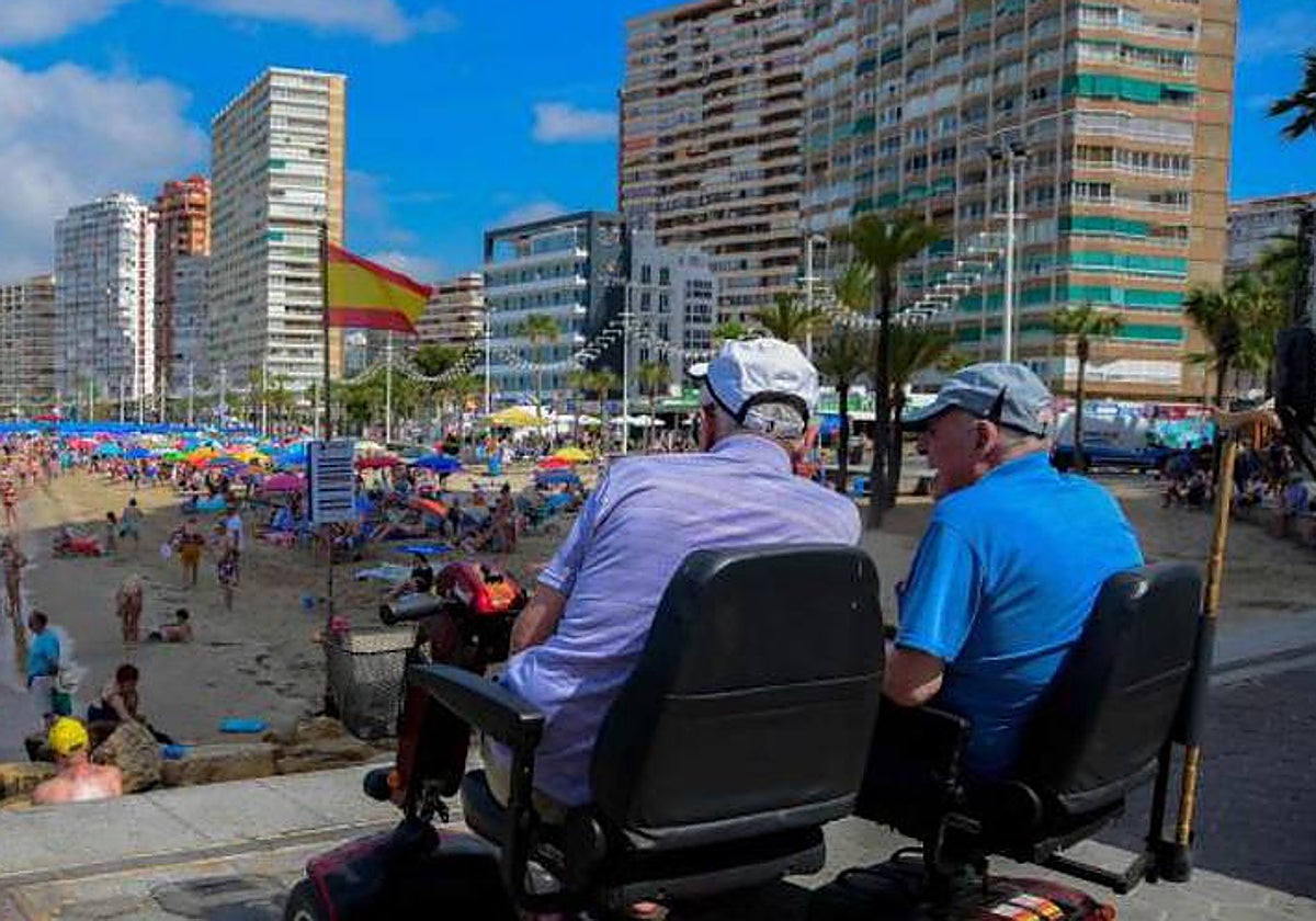 Dos jubilados frente a la playa de Benidorm