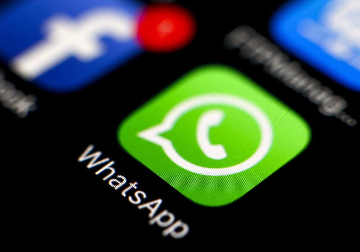 Vista el logo de la aplicación de mensajería WhatsApp en un teléfono móvil