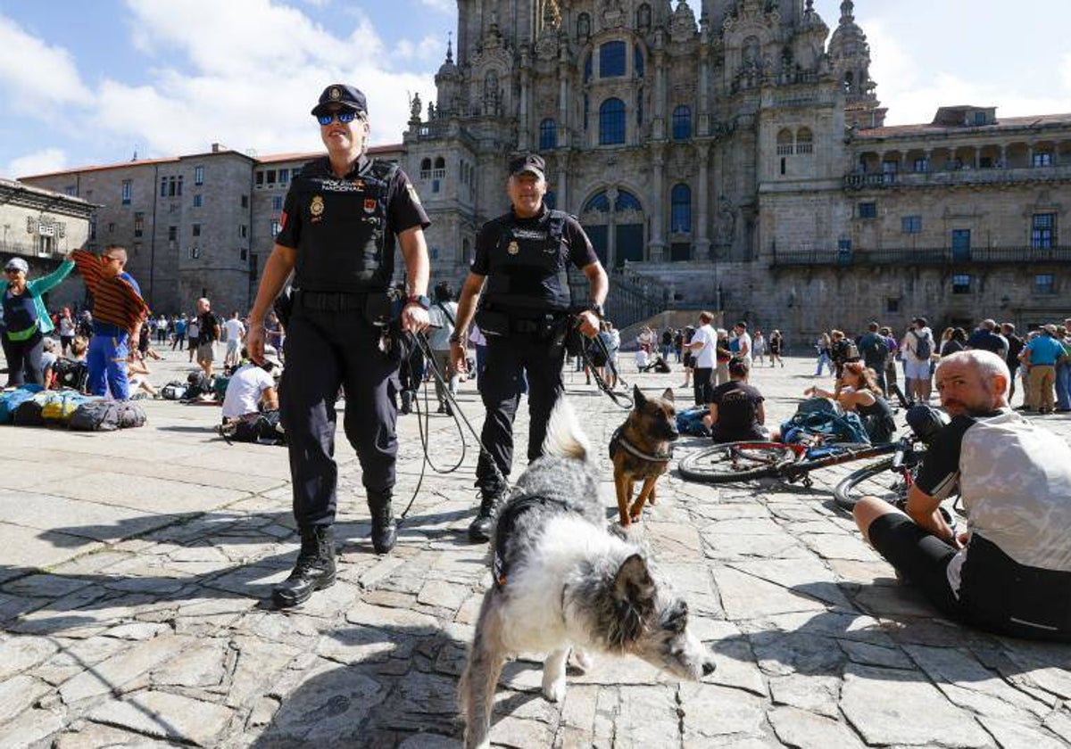 Agentes de la Policía Nacional patrullan en la plaza del Obradoiro, dentro del dispositivo de seguridad ante la reunión del Ecofin