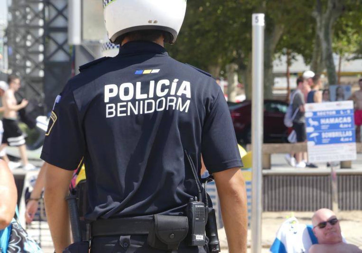 Un policía de Benidorm patrulla la zona de playa