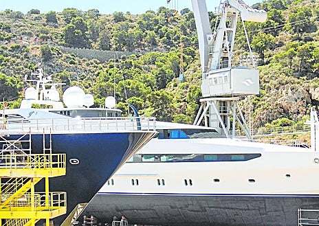 Imagen secundaria 1 - Arriba, en sus instalaciones Varadero Valenica cuenta con ingenieros navales y personal cualificado para realizar tareas de reparación y mantenimiento. Abajo a la izquierda, sobre estas líneas, las instalaciones de Navantia Yacths en Cartagena. Por sus características, se centran en el sector de yates con eslora superior a 70 metros. 