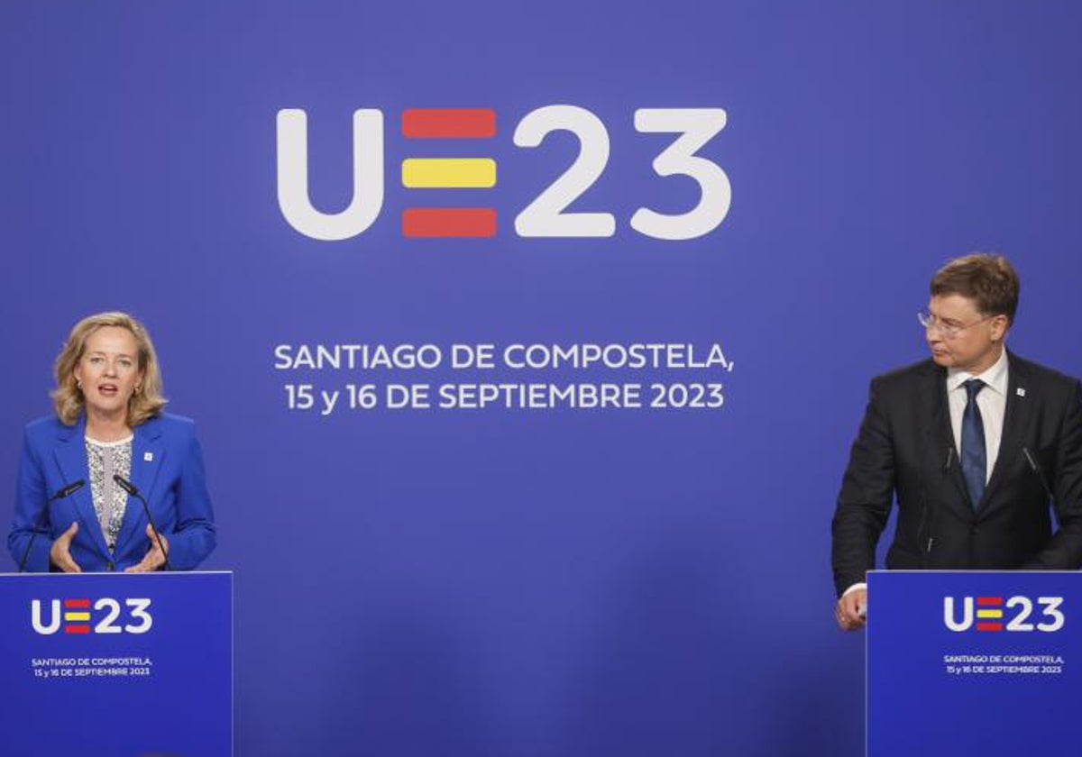 El vicepresidente de la Comisión Europea, Valdis Dombrovski, durante la rueda de prensa junto a la vicepresidenta primera y ministra de Asuntos Económicos, Nadia Calviño